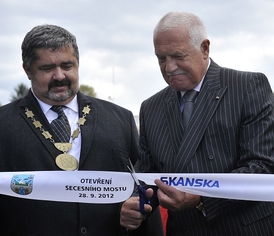 Prezident Václav Klaus na slavnostním otevření opraveného mostu v Chrastavě, na snímku se starostou obce Michaelem Canovem.