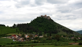 V obci, kde v březnu vyhořel hrad Krásna Hôrka, má Kotleba vlastní pozemek.