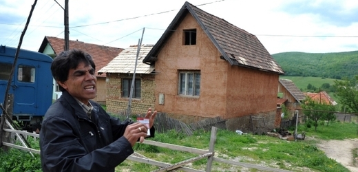 V Krásnohorském Podhradí se nachází nelegálně postavená romská osada.