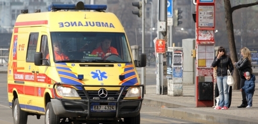 V pražských Strašnicích se střetla sanitka s osobním autem (ilustrační foto).