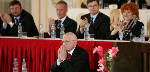 Posledního prezidenta volili poslanci a senátoři. Vyhrál Václav Klaus.