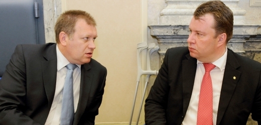 První náměstek ministra práce a sociálních věcí Vladimír Šiška (vlevo) a ministr průmyslu Martin Kocourek na schůzi vlády 24. srpna 2011 v Praze.