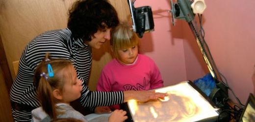 Animátorka Kristina Dufková ukazuje dětským návštěvníkům workshopu animace taje své profese.