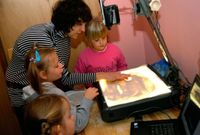 Animátorka Kristina Dufková ukazuje dětským návštěvníkům workshopu animace taje své profese.