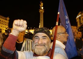 Bez ohledu na spory o výsledky v gruzínské metropoli Tbilisi v noci desetitisíce lidí v ulicích slavily vítězství opozice.