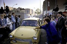 Po pádu berlínské zdi vítali západní Němci obyvatele NDR s nadšením.