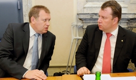 První náměstek ministra práce a sociálních věcí Vladimír Šiška (vlevo) a ministr průmyslu Martin Kocourek na schůzi vlády 24. srpna 2011 v Praze. 
