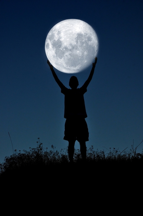 Díky některým fotografickým trikům vypadá na snímcích měsíc vzdálený 40 tisíc kilometrů mnohem větší, než jak jej známe z noční oblohy.