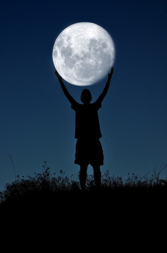 Díky některým fotografickým trikům vypadá na snímcích měsíc vzdálený 40 tisíc kilometrů mnohem větší, než jak jej známe z noční oblohy.