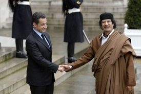 To byli ještě přátelé. Nicolas Sarkozy a Muammar Kaddáfí. 