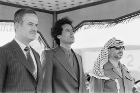 I stará přátelství rezaví. Háfiz Asad (vlevo), Muammar Kaddáfí a Jásir Arafat.