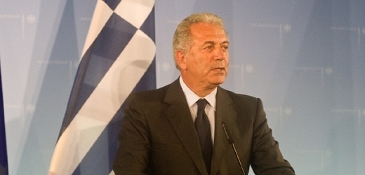 Řecký ministr zahraničí Dimitris Avramopulos slíbil českému protějšku, že jej ve věci dvou zadržených Čechů osloví, jakmile se o případu osobně informuje.