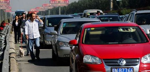 Čínské úřady poprvé po deseti letech prominuly řidičům placení dálničních poplatků.