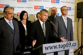 Jaromír Drábek na tiskové konferenci po jednání vedení TOP 09.