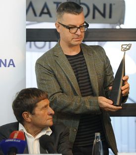 Michal Froněk ze studia Olgoj Chorchoj představil 3. října na tiskové konferenci k překážkovému dostihu Velká pardubická steeplechase novou podobu trofeje pro vítěze. Vlevo žokej Josef Váňa.