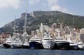 Stejně jako každý rok se na nábřeží přístavu v Monaku tlačí kapitáni, majetní rejdaři, konstruktéři loděnic a jejich agenti.