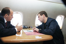 Šéf FSB Brotnijov s ruským premiérem Medveděvem.