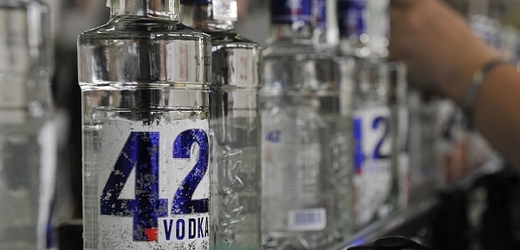 Ačkoliv v obchodní síti na Slovensku se výskyt alkoholu s nadměrným množstvím nebezpečného metanolu nepotvrdil, produkty tradičních výrobců jsou stále ve skladech. 