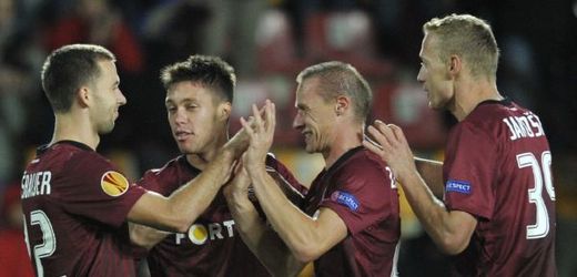 Josef Hušbauer (vlevo) z AC Sparta Praha přijímá gratulaci spoluhráčů ke gólu. Zleva Václav Kadlec, Tomáš Zápotočný a Jiří Jarošík.
