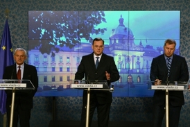 Zleva ministr zdravotnictví Leoš Heger (TOP 09), premiér Petr Nečas a ministr zemědělství Petr Bendl (oba ODS).