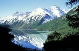 Jezero s horami na Altaji.
