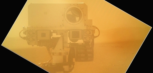 Snímek vozítka Curiosity na Marsu.