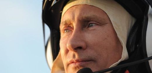 "Ošklivák" Putin se připravuje na let motorovým rogalem. 