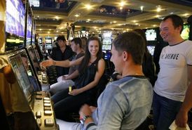 Rusové se baví a utrácejí v kasinu.