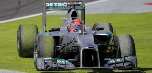 Michael Schumacher skončil při tréninku v Suzuce mimo trať.