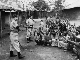 Muži z kmene Kikuju podezřelí z příslušnosti k povstalcům.