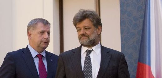 Ministr vnitra Jan Kubice (vpravo).