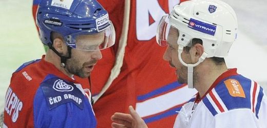 Největší hvězda Petrohradu Ilja Kovalčuk (vpravo) se zdraví s Jakubem Klepišem z HC Lev po skončení utkání. 