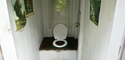 Školy v Indii mají mít do půl roku toalety, nařídil soud.