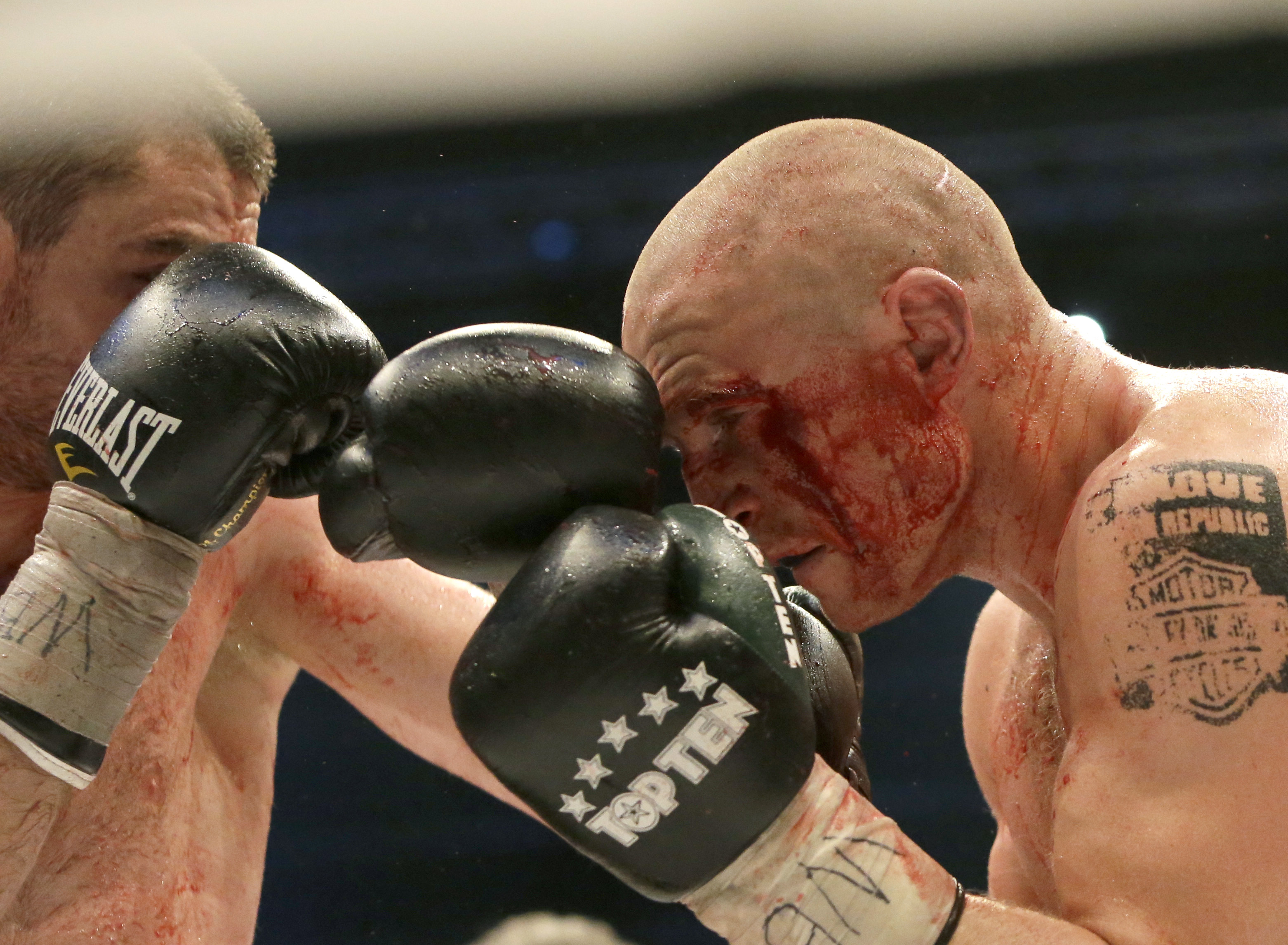 V ringu Bajsangurov zasypával Konečného tvrdými údery, český boxer srdnatě vzdoroval.