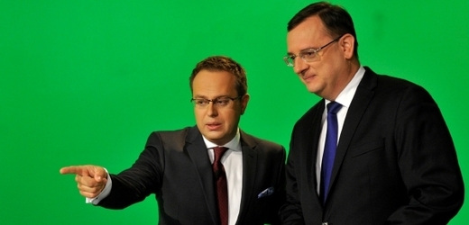 V diskuzním pořadu Otázky Václava Moravce se mluvilo o budoucnosti vlády Petra Nečase (vpravo). 