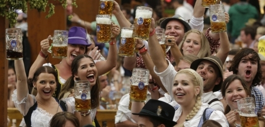 Letošní 179. ročník mnichovského Oktoberfestu, největší lidové pivní slavnosti na světě, přilákal 6,4 milionu lidí, o půl milionu méně než před rokem.