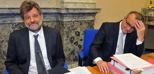 Ministr vnitra Jan Kubice (na snímku s ministrem financí Miroslavem Kalouskem, vpravo).