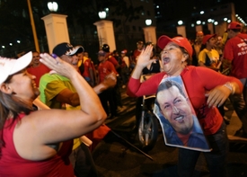 "High five" Chávezových stoupenkyň na oslavu vítězství.