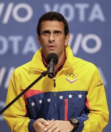 Opoziční kandidát Henrique Capriles uznal porážku a blahopřál Chávezovi ke znovuzvolení.