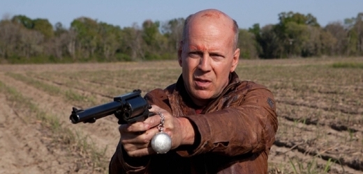 Starší podobu hlavní postavy ztvárnil Bruce Willis.