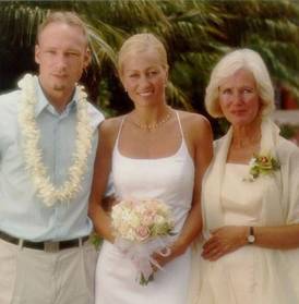 Breivik na dovolené s nevlastní sestrou Elizabeth a svou matkou Wenche Behringovou. 