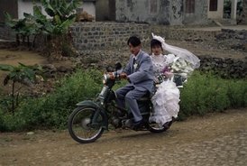 Většina svateb ve Vietnamu je pojata skromnější formou.
