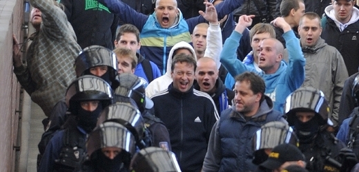 Policie obvinila 19 fanoušků Sparty Praha a Baníku Ostrava z výtržnictví. 