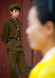 Příčinou upadající morálky severokorejské armády je zhoršené zásobování vojáků potravinami.