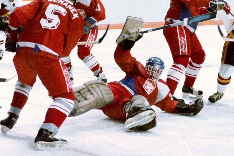 Hašek okouzloval hokejové odborníky už od mládí. Zachytal si už na olympijských hrách v Calgary. S československým výběrem tehdy skončil na šestém místě.  (Foto: Profimedia)