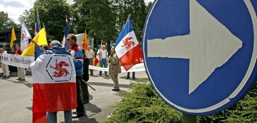 Směr Francie! Stoupenci strany RWF s valonským kohoutem uprostřed francouzské trikolory.