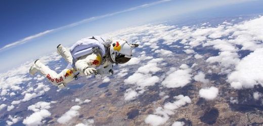 Rakušan Felix Bamgartner skočí ze stratosféry.