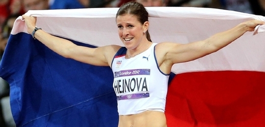 Zuzana Hejnová s českou vlajkou po zisku olympijského bronzu.