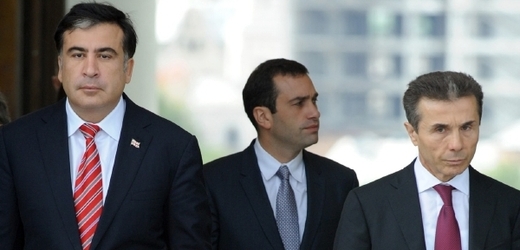 Volební vítěz Bidzina Ivanišvili (vpravo) po prvním setkání s prezidentem Michailem Saakašvilim prohlásil, že na základní otázky zahraniční politiky mají "zcela shodný názor".