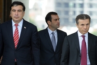Volební vítěz Bidzina Ivanišvili (vpravo) po prvním setkání s prezidentem Michailem Saakašvilim prohlásil, že na základní otázky zahraniční politiky mají "zcela shodný názor".